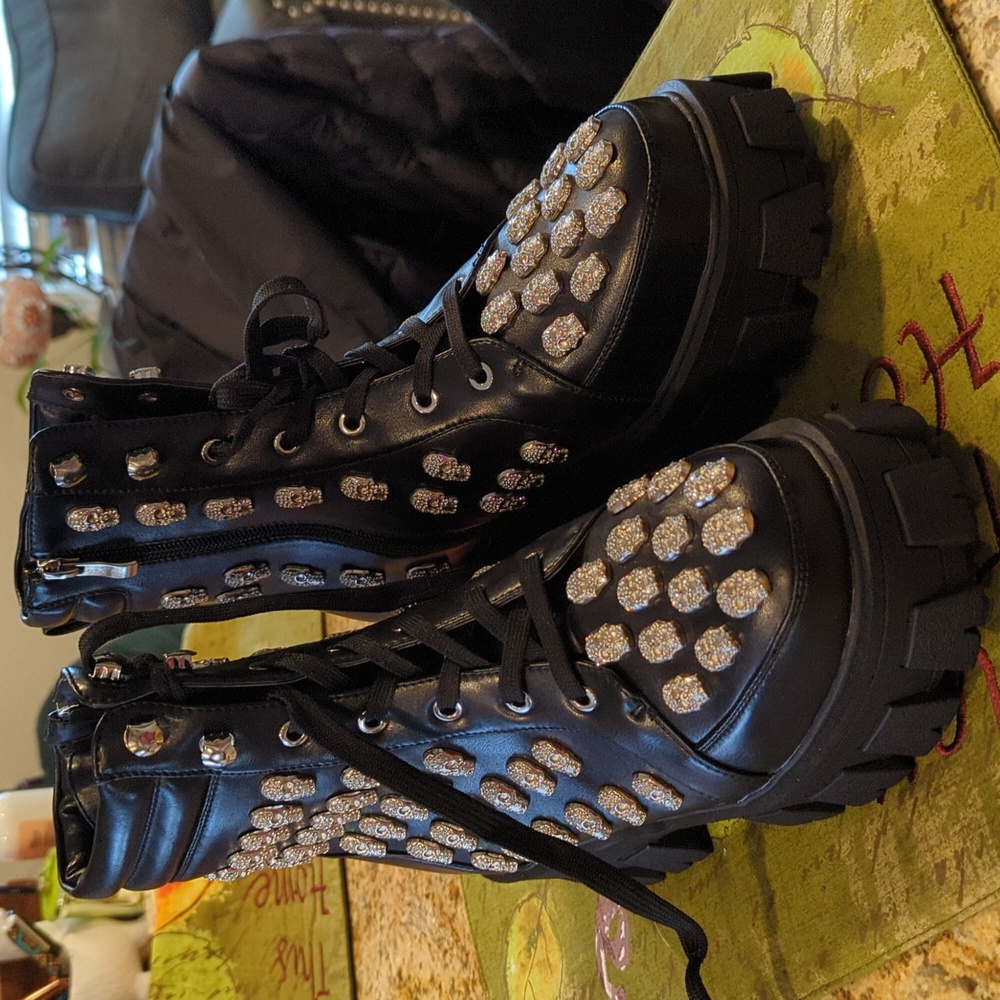Cute Azalea Wang boots!